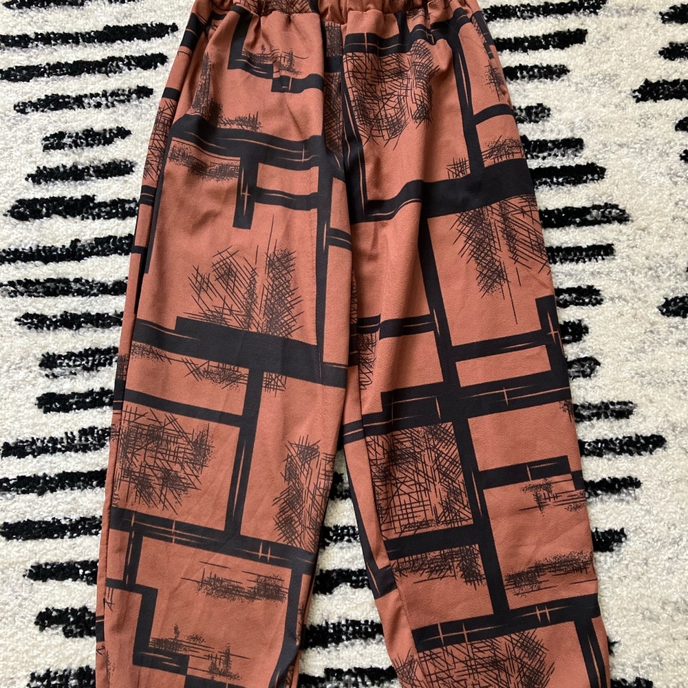 Source Unknown Black and Brown Cropped Pants with Geometric Pattern